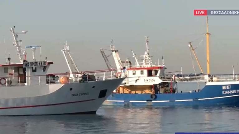 Στο πλευρό των αγροτών και οι ψαράδες: Κατέφθασαν με μηχανότρατες στην παραλία Θεσσαλονίκης [βίντεο]