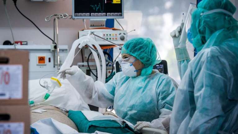 Κορονοϊός: Ξανά κοντά στα 50.000 κρούσματα σήμερα- Κανείς διασωληνωμένος όμως με Ομικρον