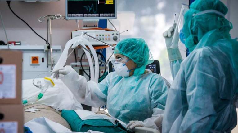 Σοκαριστικά στοιχεία από νέα μελέτη Λύτρα για τον κορονοϊό: Πέθανε το 97,7% όσων δεν εισήχθαν σε ΜΕΘ