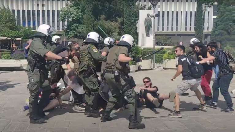 Άγριο ξύλο και χημικά στο ΑΠΘ: Αντιεξουσιαστές έσπασαν και τις τζαμαρίες στην Πρυτανεία - Τρεις συλλήψεις [Βίντεο]
