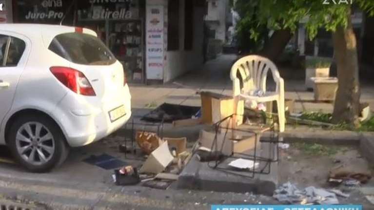 Θεσσαλονίκη: Αντρας σε κατάσταση αμόκ πετούσε αντικείμενα από ταράτσα - Ζημιές σε αυτοκίνητα [βίντεο]