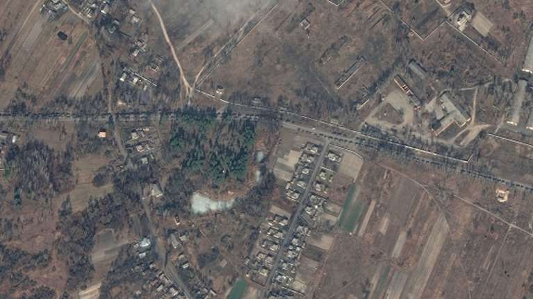 Ουκρανία: Στενεύει ο κλοιός στο Κίεβο - Ρωσικό στρατιωτικό κομβόι μήκους 27 χλμ. κινείται προς την πόλη [Εικόνες]