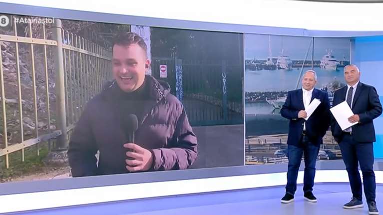 Ρεπόρτερ του ΣΚΑΪ ξέσπασε σε νευρικό γέλιο &quot;στον αέρα&quot;: Διεκόπη η σύνδεση - Δείτε το βίντεο