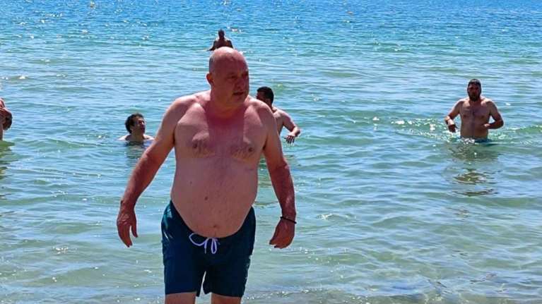 Ο Μπέος βούτηξε στον Παγασητικό για να αποδείξει την καταλληλότητα του νερού στους &quot;περιβαλλοντολόγους του κ@λου&quot;