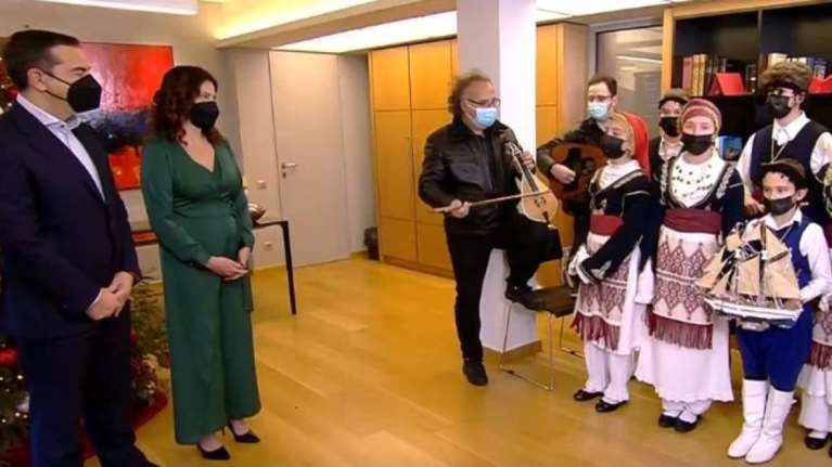Χριστουγεννιάτικα κάλαντα στον Αλέξη Τσίπρα και τη Μπέτυ Μπαζιάνα από παιδικές χορωδίες [βίντεο]