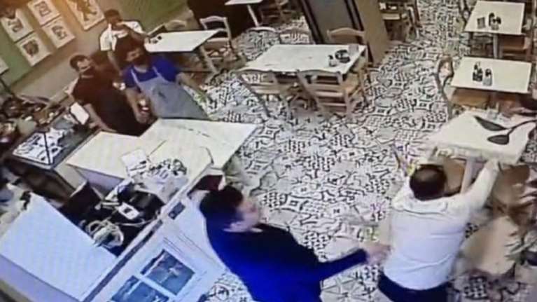 Γυαλιά καρφιά γνωστό πατσατζίδικο στη Θεσσαλονίκη: Ανεμβολίαστοι τα έσπασαν επειδή τους ζήτησαν πιστοποιητικό [βίντεο]