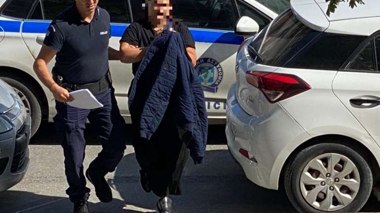 Βόλβη: &quot;Τρώγαμε και έπεσε πάνω στο μαχαίρι&quot;, λέει τώρα η 31χρονη που μαχαίρωσε τον άνδρα της