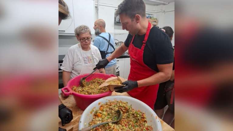 Ο Κασσελάκης φόρεσε ποδιά και ετοίμασε γεύματα για τους πυρόπληκτους με τον Νάσο Παπαργυρόπουλο [εικόνες]