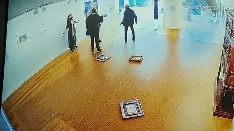 Εθνική Πινακοθήκη: Βίντεο ντοκουμέντο από τη στιγμή που ο βουλευτής της Νίκης βανδαλίζει τα έργα τέχνης- Είχε και συνεργό