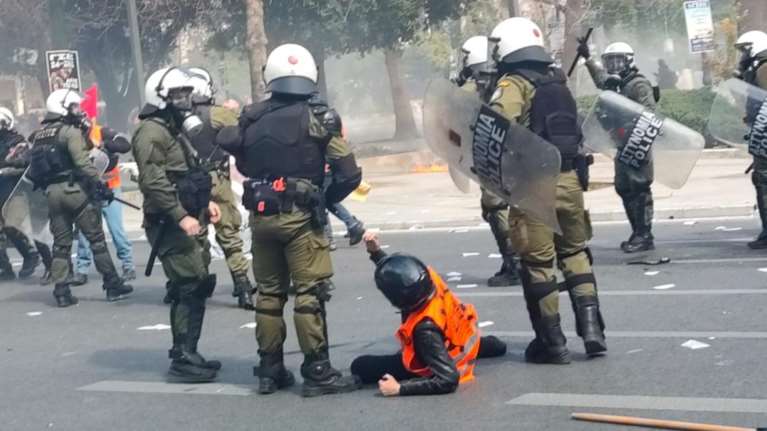 Η &quot;Αυγή&quot; καταγγέλλει απρόκλητη επίθεση της αστυνομίας στους διαδηλωτές- Το επίμαχο βίντεο