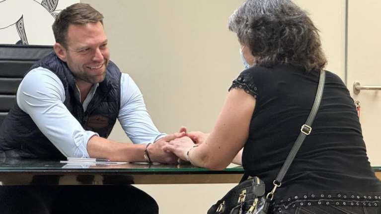 Ο Κασσελάκης επικρίνει το iefimerida για τον τίτλο ότι κάνει ρουσφέτια: &quot;Η επίθεση γίνεται λόγω της τράπεζας Αττικής&quot;