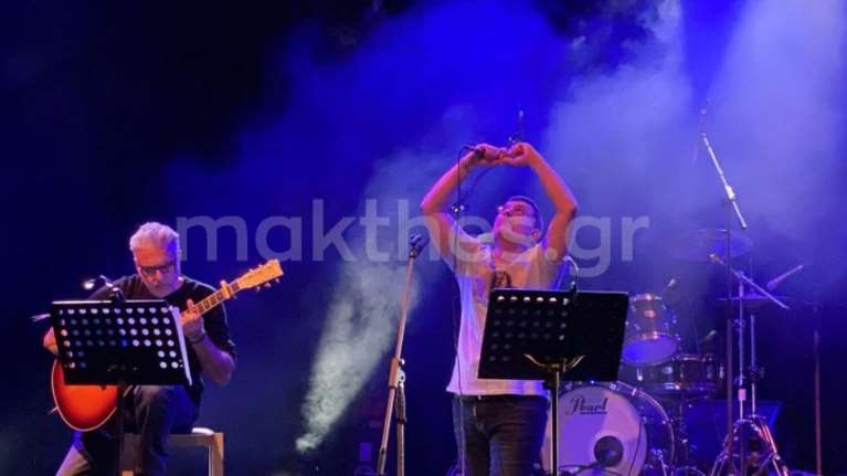 Συγκίνηση στη συναυλία για τα Τέμπη - Ο πατέρας της Φρατζέσκας τραγούδησε για την κόρη του [βίντεο]