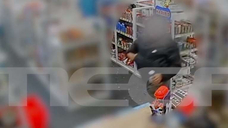 Βίντεο ντοκουμέντο: Ο &quot;δράκος&quot; του Πειραιά μετά την απόπειρα βιασμού της 20χρονης - Η εργαζόμενη που κάλεσε την αστυνομία