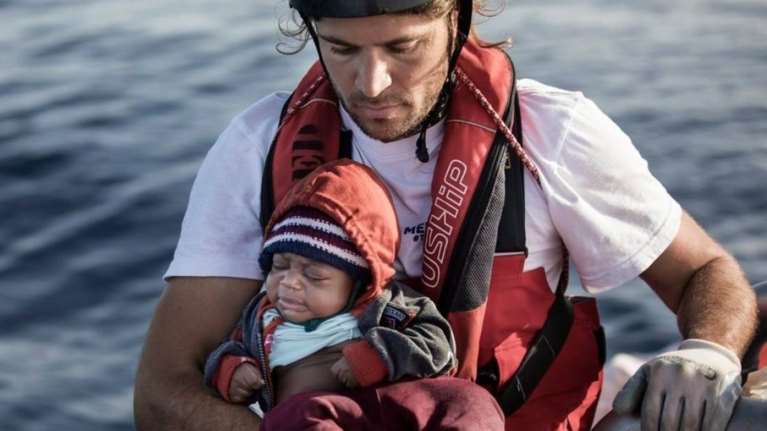 Ναυάγιο στην Πύλο: Ο διασώστης Ιάσονας Αποστολόπουλος ζητάει συλλήψεις λιμενικών και κατηγορεί την Ελλάδα