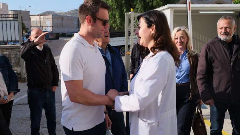 Κασσελάκης από Νοσοκομείο Σύρου: Δεν νοείται κοινωνικό κράτος με μόνο κίνητρο το φιλότιμο