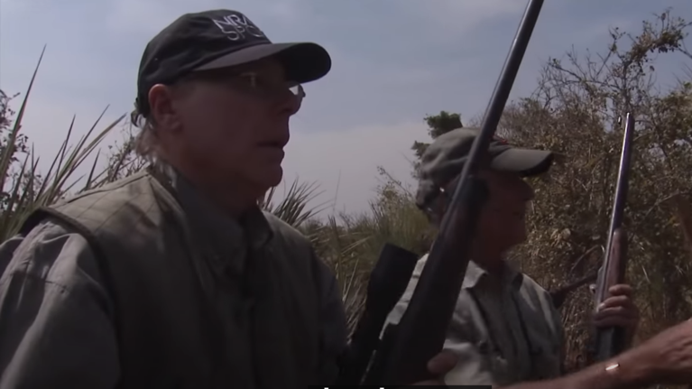 Οργή στις ΗΠΑ: Ο πανίσχυρος λομπίστας των όπλων πυροβολεί ελέφαντα [βίντεο]