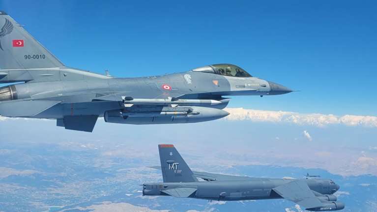 "Ψέματα": Η Αθήνα εξηγεί τι έγινε πραγματικά με τα τουρκικά F-16, μπήκαν "σφήνα" σε δρομολόγιο αμερικανικών Β-52