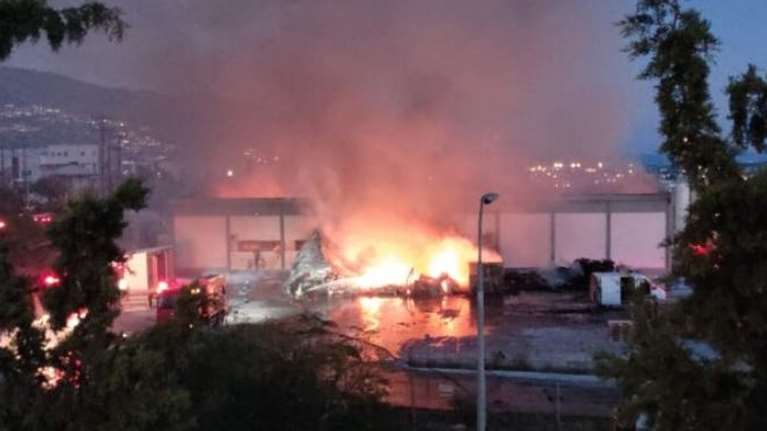 Μεγάλη φωτιά ξέσπασε σε εγκαταλελειμμένο εργοστάσιο του Βόλου: Μαύροι καπνοί ορατοί στον θεσσαλικό κάμπο