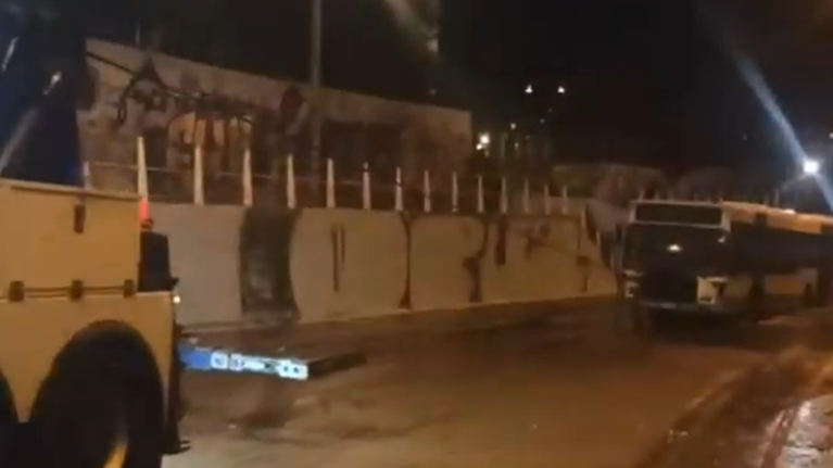 Ποσειδώνος: Καρέ - καρέ η απομάκρυνση του κουφαριού του &quot;βυθισμένου&quot; λεωφορείου που έγινε viral [εικόνες-βίντεο]