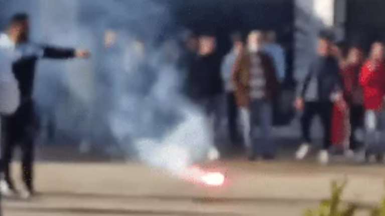 Χαμός σε λύκειο της Πάτρας: Μαθητές κυνηγούσαν καθηγητή - Αναψαν καπνογόνα στις τάξεις [βίντεο ντοκουμέντο]