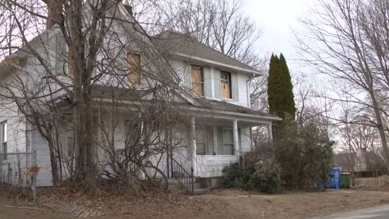 Φρίκη στις ΗΠΑ: Κρατούσε αιχμάλωτο τον θετό γιο της για 20 χρόνια – Απέδρασε βάζοντας φωτιά