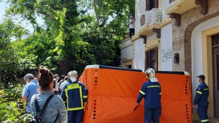 Ρόδος: Ιδιοκτήτης σνακ-μπαρ στο Φαληράκι ανέβηκε στην ταράτσα του Πρωτοδικείου απειλώντας ότι θα πέσει