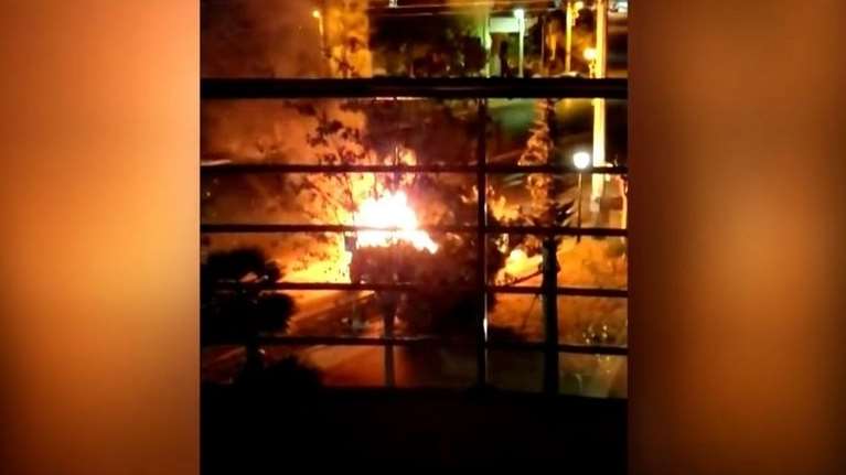 Μενίδι: Η στιγμή που το ΙΧ τυλίγεται στις φλόγες - Πάτερας δύο παιδιών ο απανθρακωμένος άνδρας [βίντεο]