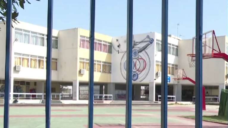 Συμπλοκές ανηλίκων σε Ταύρο και Άγιο Δημήτριο: Συνελήφθησαν οκτώ μαθητές και μαθήτριες μέσα σε δύο ώρες [βίντεο]