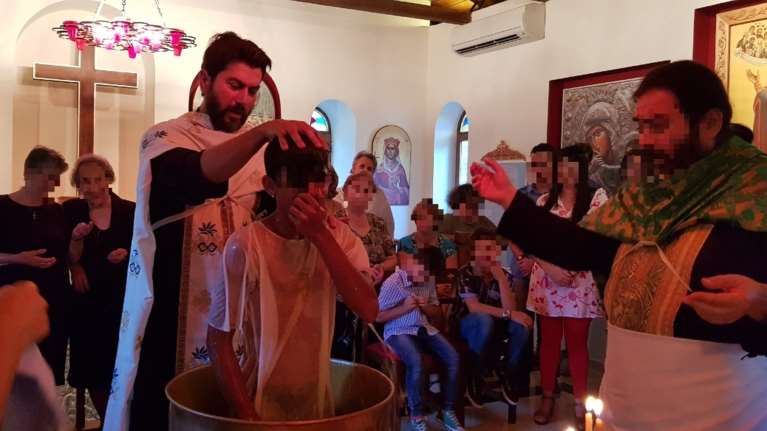 Κιβωτός του Κόσμου: Σάλος για τις ομαδικές βαπτίσεις παιδιών με νονά την πρεσβυτέρα [εικόνες - βίντεο]