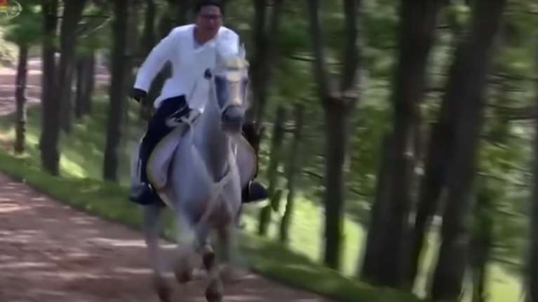 Επική εμφάνιση Κιμ Γιονγκ Ουν: Kαβάλα στ&#39; άλογο διαφημίζει τις ομορφιές και την υπεροχή της Βόρειας Κορέας