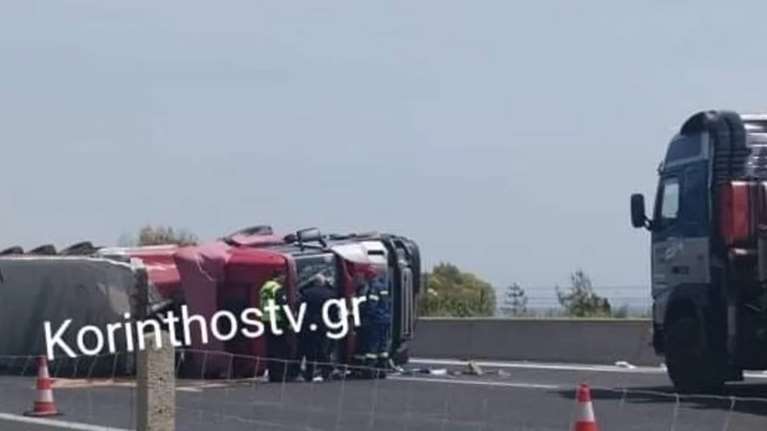 Ανατροπή νταλίκας στην εθνική Αθηνών-Κορίνθου: Απεγκλωβίστηκε ο οδηγός - Τεράστιο μποτιλιάρισμα [εικόνες]