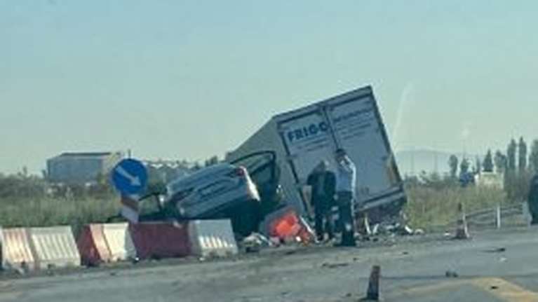 Θεσσαλονίκη: Απίστευτες εικόνες από τη σφοδρή σύγκρουση νταλίκας με Ι.Χ.