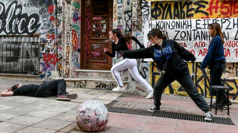 Συγκλονιστικό δρώμενο από τους μαθητές του Καλλιτεχνικού Σχολείου: Το βράδυ που ο Αλέξανδρος έπεσε νεκρός [εικόνες]