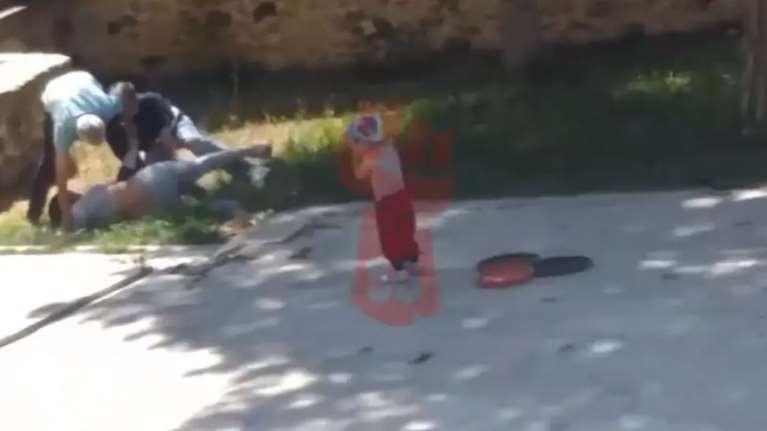 Τουρκία: Άντρας μαχαιρώνει τη σύζυγό του μπροστά στο μικρό παιδί τους - Πολύ σκληρές εικόνες [Βίντεο]