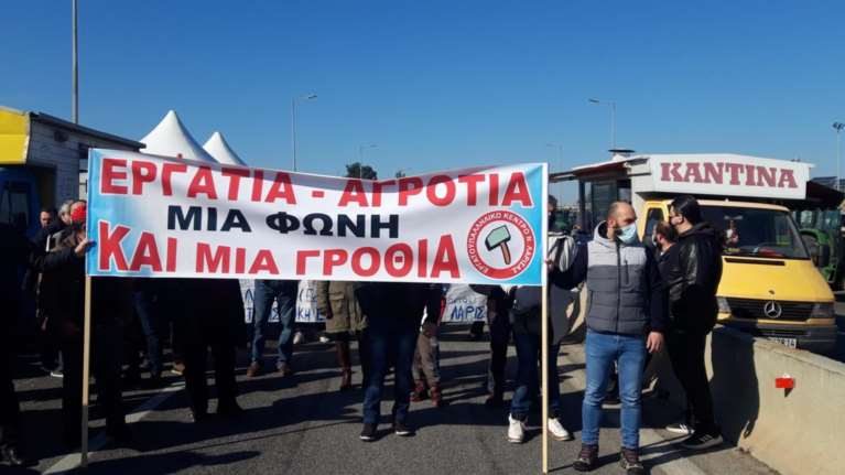 Μπλόκο Νίκαιας: Οι αγρότες της Θεσσαλίας έκλεισαν την Εθνική Οδό [Εικόνες - Βίντεο]