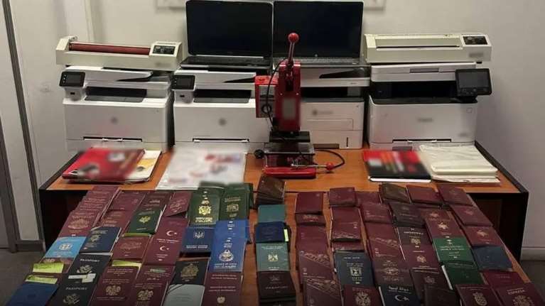 Εξαρθρώθηκε κύκλωμα διακίνησης μεταναστών σε χώρες της ΕΕ μέσω του &quot;Ελ. Βενιζέλος&quot; - Η κομπίνα με εταιρεία &quot;βιτρίνα&quot;