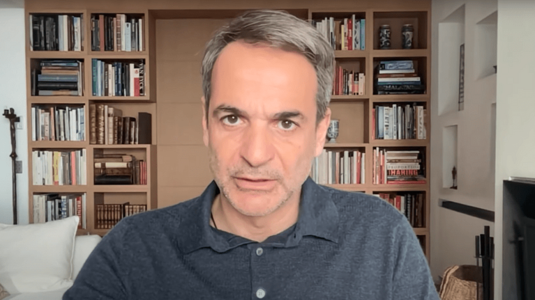 Γιατί ο Μητσοτάκης έκανε δήλωση σε στιλ... Μακρόν: Αξύριστος, casual και με κορονοϊό