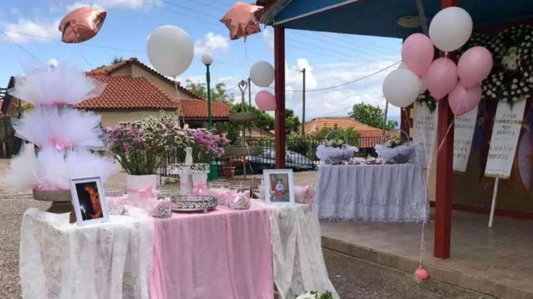 Σπαραγμός στην κηδεία της 3χρονης Κατερίνας που πέθανε στο Ιπποκράτειο - Ροζ μπαλόνια, μπομπονιέρες και κουφέτα