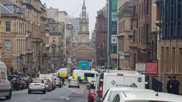 Τρόμος σε ξενοδοχείο προσφύγων της Γλασκώβης: Τρεις νεκροί και έξι τραυματίες από επίθεση με μαχαίρι [Βίντεο]