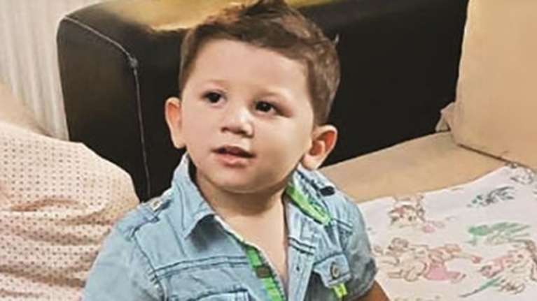 Ηράκλειο: Από κλωτσιά η θλάση στο ήπαρ του τρίχρονου Άγγελου, τι δείχνει η ιατροδικαστική έκθεση - Στην Αθήνα η κηδεία