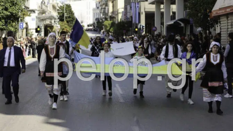 Συγκίνηση: Ουκρανοί πρόσφυγες παρέλασαν στην Πάτρα με μηνύματα ειρήνης [εικόνες - βίντεο]