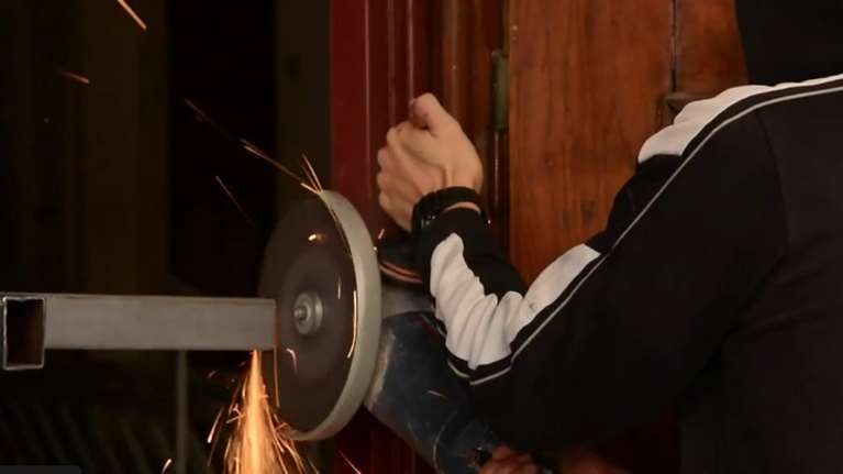 Πολυτεχνείο: Κατάληψη αντιεξουσιαστών στο κτίριο Γκίνη - Άνοιξαν με τροχό την πόρτα [βίντεο]