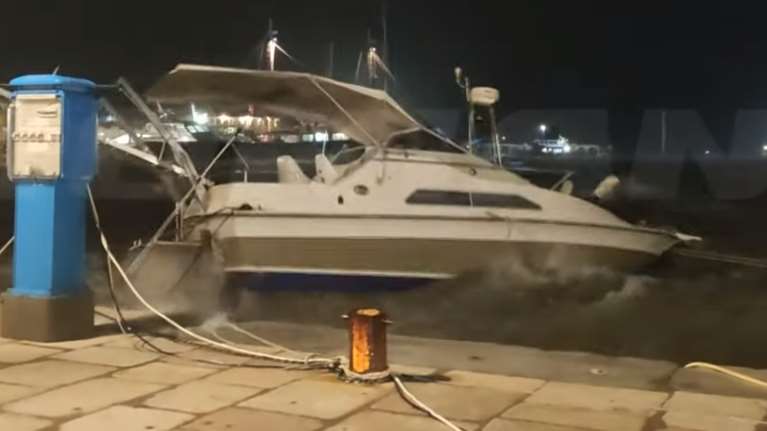 Κακοκαιρία Ιανός: Σφυροκοπά ανελέητα τα Επτάνησα - Καταστροφές και διακοπές ρεύματος σε Ζάκυνθο, Ιθάκη, Κεφαλονιά [βίντεο]