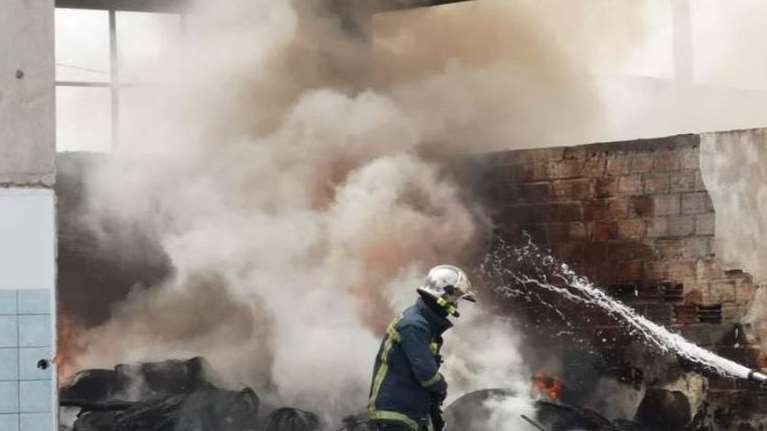 Συναγερμός στην Θεσσαλονίκη: Μεγάλη φωτιά σε αποθήκη με ελαστικά [εικόνες, βίντεο]