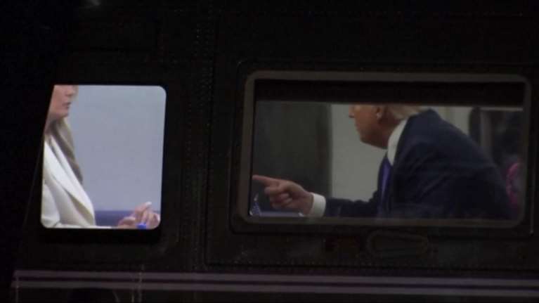 Η στιγμή που ο Τραμπ κουνάει το δάχτυλο στη Μελάνια μέσα στο προεδρικό ελικόπτερο - Η κάμερα έπιασε τον έντονο διάλογο