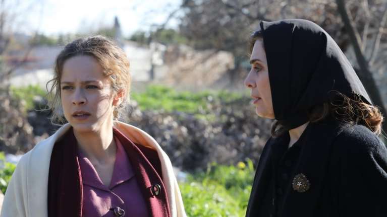 Άγριες Μέλισσες: Η Ασημίνα επιστρέφει στο σπίτι των Σεβαστών, φέρνοντας μαζί της το χαρμόσυνο νέο της εγκυμοσύνης της