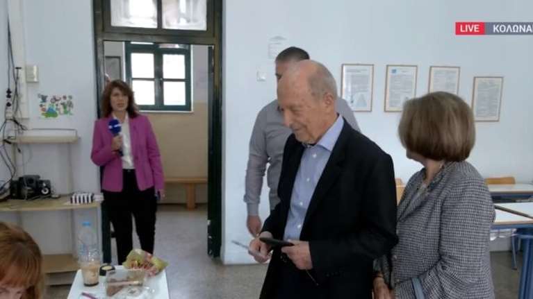 Εκλογές - Στο Κολωνάκι ψήφισε ο Κώστας Σημίτης: "Περιμένω μεγαλύτερο κίνημα στην ελληνική προοδευτική πολιτική" [βίντεο]