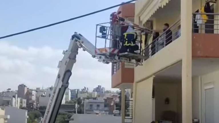 Σφαίρες και όπλα έκρυβε το υπόγειο της πολυκατοικίας που έπιασε φωτιά στην Κρήτη- Συνελήφθη ένας 50χρονος