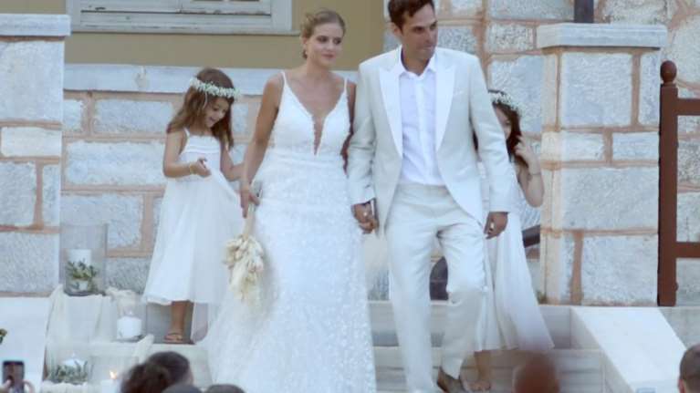 Δανάη Μιχαλάκη - Γιώργος Παπαγεωργίου | Η "χαλαρή" εμφάνισή τους στη Σύρο μετά τον παραμυθένιο γάμο τους [εικόνες]