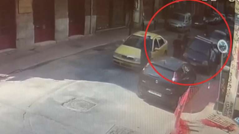 Η στιγμή που συλλαμβάνεται η υπάλληλος του ΕΦΚΑ - Λίγο αφότου είχε λάβει τη μίζα για το επίδομα αναπηρίας [βίντεο]